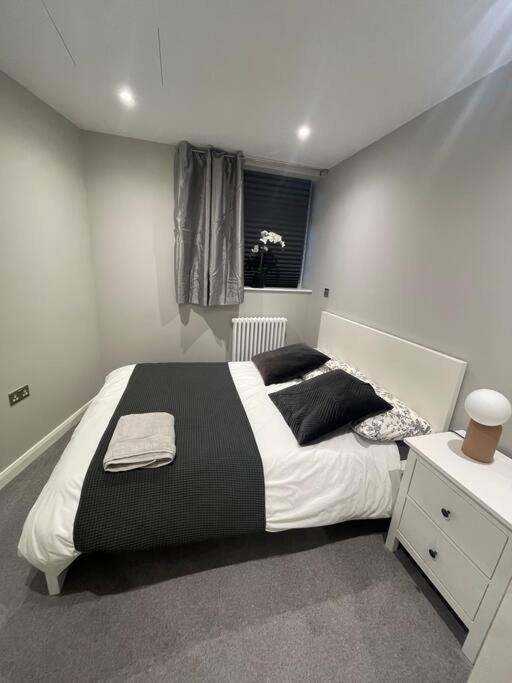 Marvellous New Build 2 Bed Flat - 1 Ophelia Court Apartment Epsom Exterior photo
